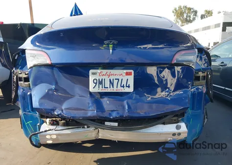 2024 Tesla Model Y Long Range Dual Motor All-Wheel Drive z USA, uszkodzony, nr VIN 7SAYGAEEXRF009394